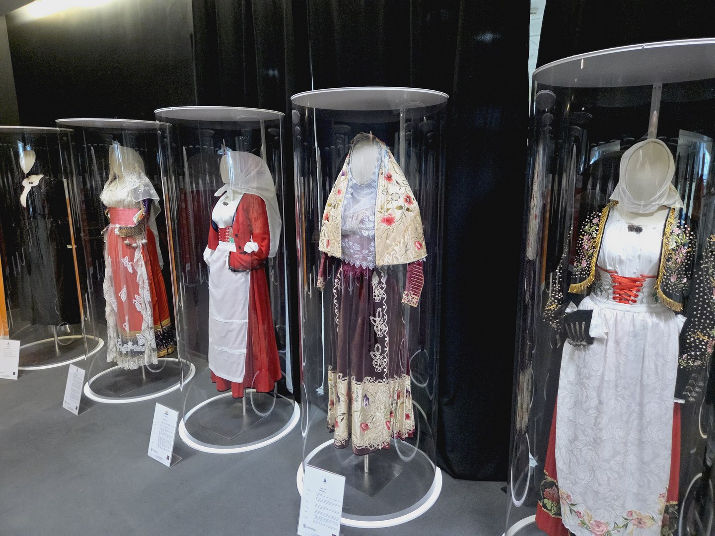 Costumi tradizionali sardi nelle teche della mostra Trame di Sardegna