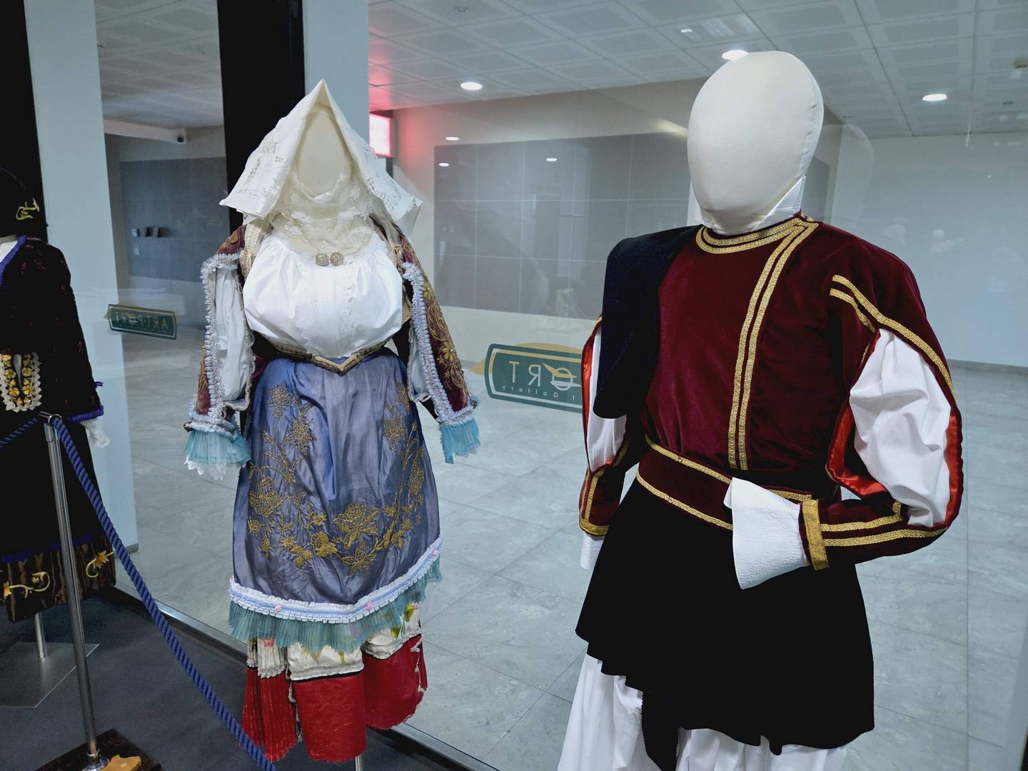 Due costumi tradizionali sardi esposti alla mostra Trame di Sardegna 2025